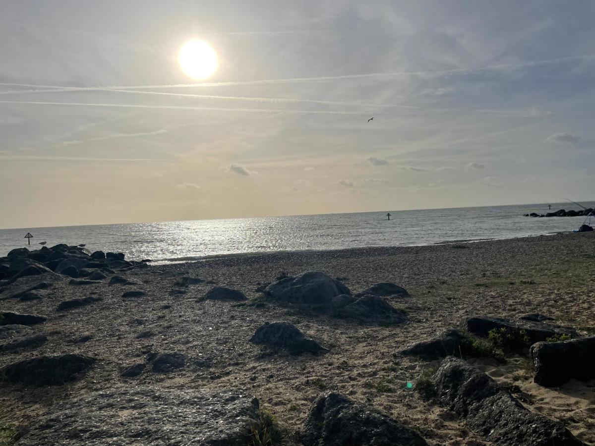 Summer Breeze Deluxe Caravan Rental Saint Osyth Экстерьер фото