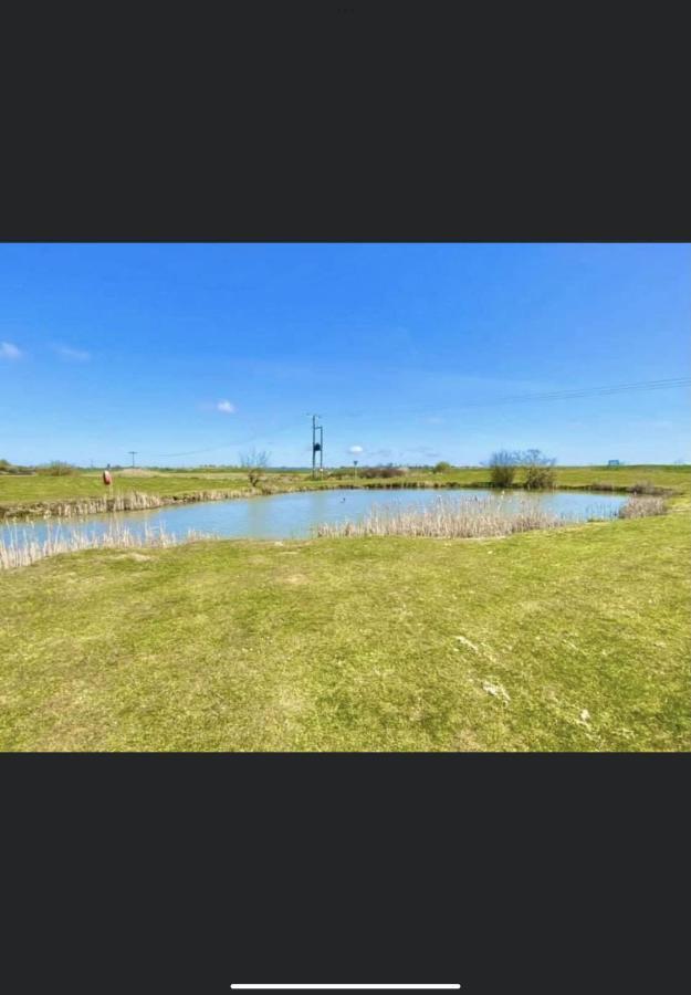 Summer Breeze Deluxe Caravan Rental Saint Osyth Экстерьер фото